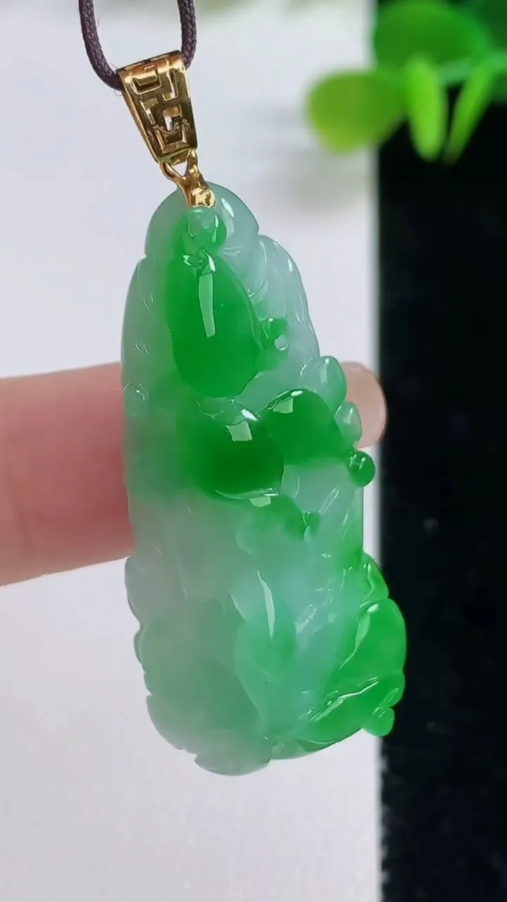 天然A货翡翠白菜吊坠，尺寸36-15.8-8.3，重量:8.16g
8月20日