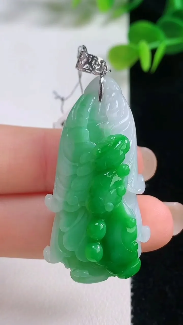天然A货翡翠白菜吊坠，尺寸43.4-18.8-14，重量:19.10g
8月20日