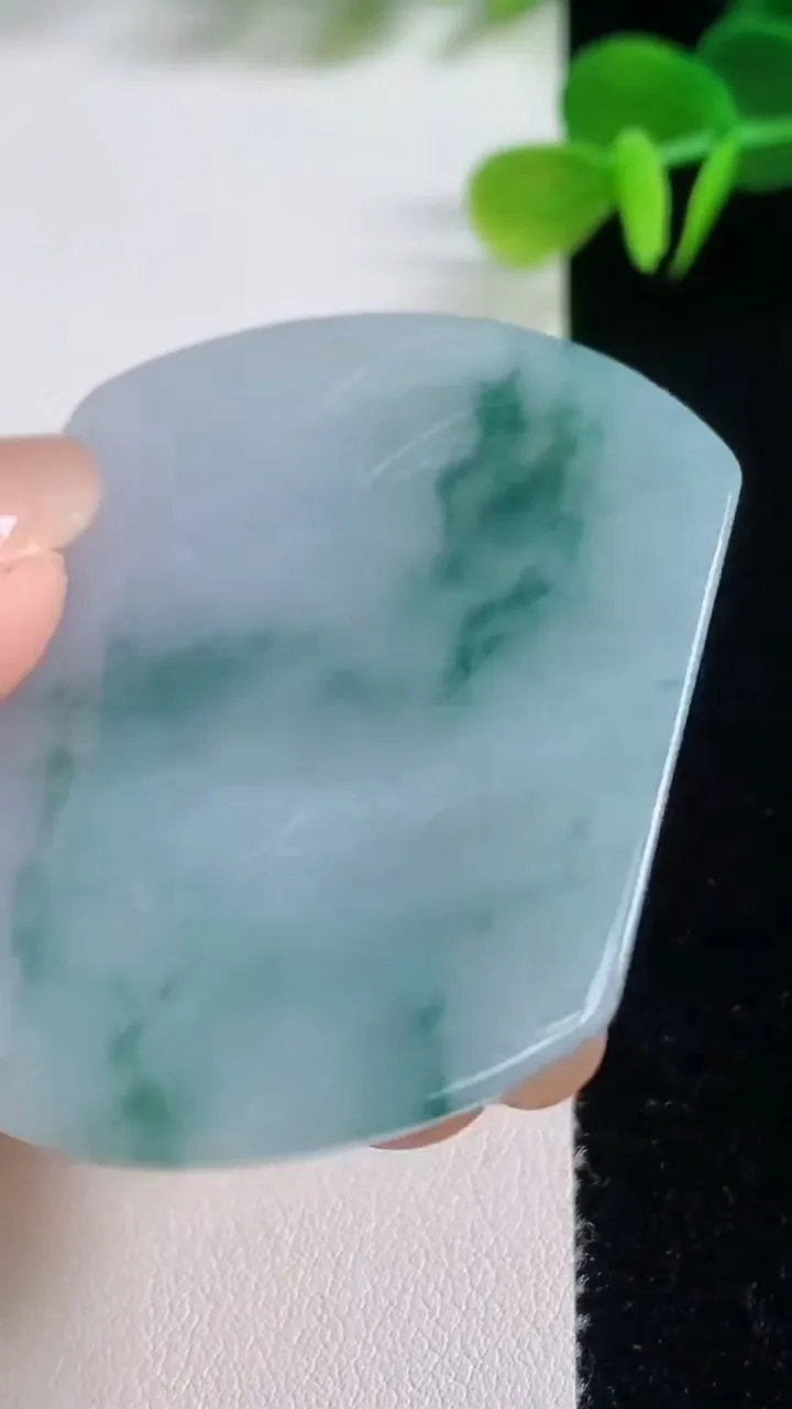 天然A货翡翠飘花生肖虎吊坠，尺寸52.5-43.6-6，重量:31.08g
8月20日