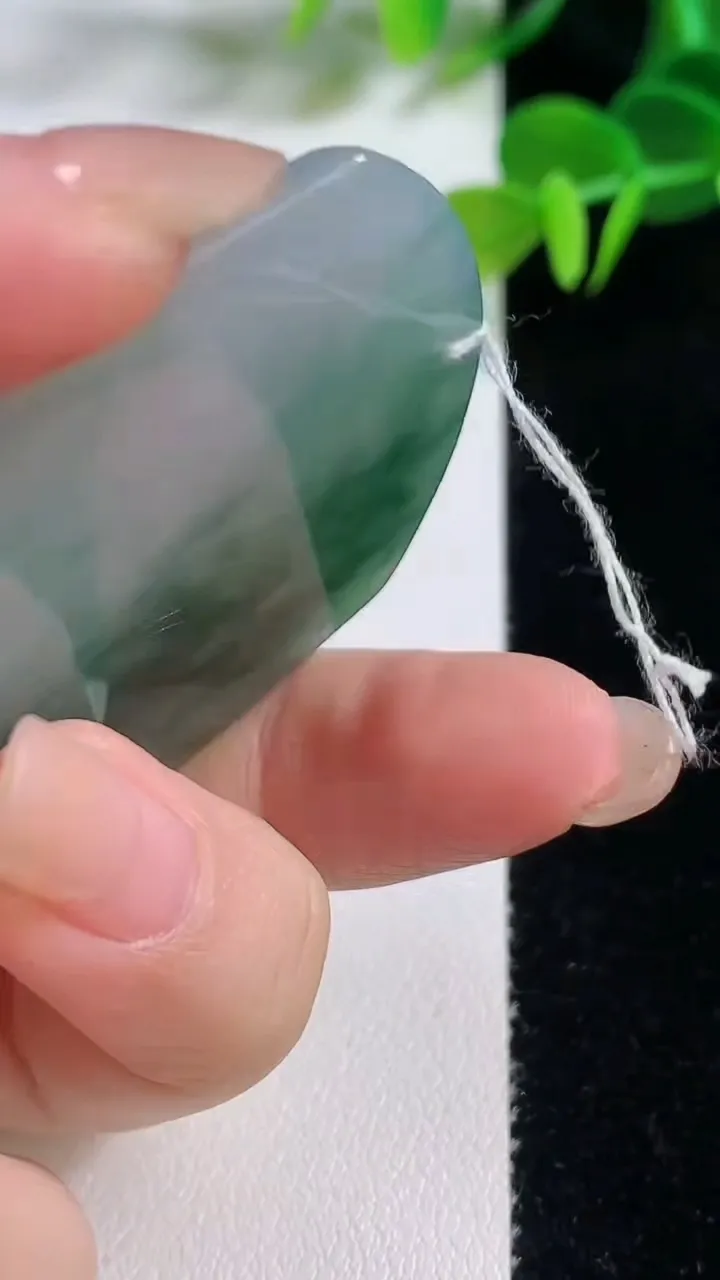 天然A货翡翠飘花生肖虎吊坠，尺寸53.4-45-5.5，重量:30.48g
8月20日