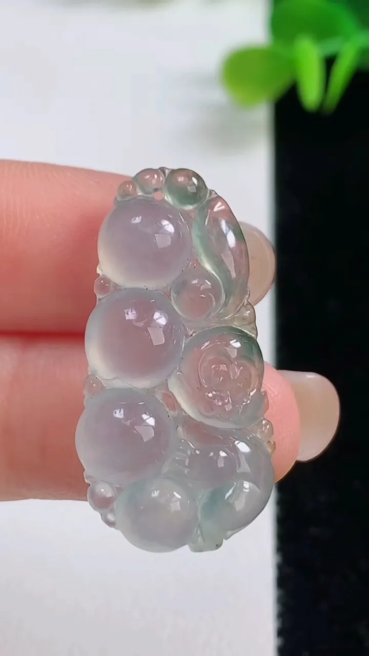 天然A货翡翠生肖猴吊坠，尺寸31.2-16.2-4，重量:4.01g
8月20日