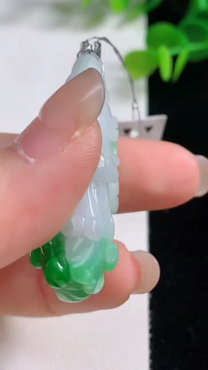 天然A货翡翠白菜吊坠，尺寸43.4-18.8-14，重量:19.10g
8月20日