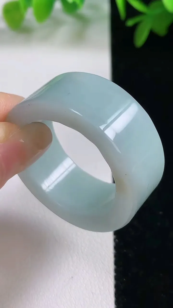 天然A货翡翠指环扳指，尺寸25.6-13.8-5，重:20.24g2025年8月20日
工厂直销收藏佳品,种好水足，色泽均匀，有种有色，上手高大气！