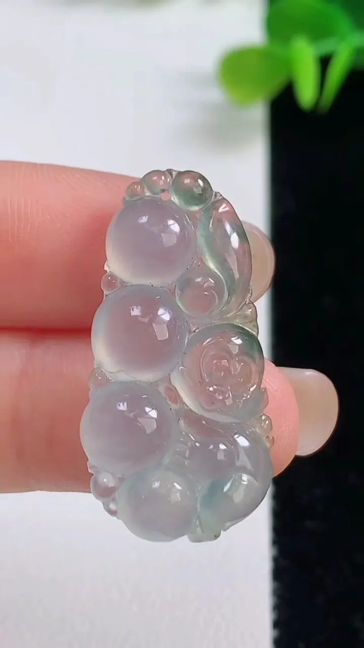 天然A货翡翠生肖猴吊坠，尺寸31.2-16.2-4，重量:4.01g
8月20日