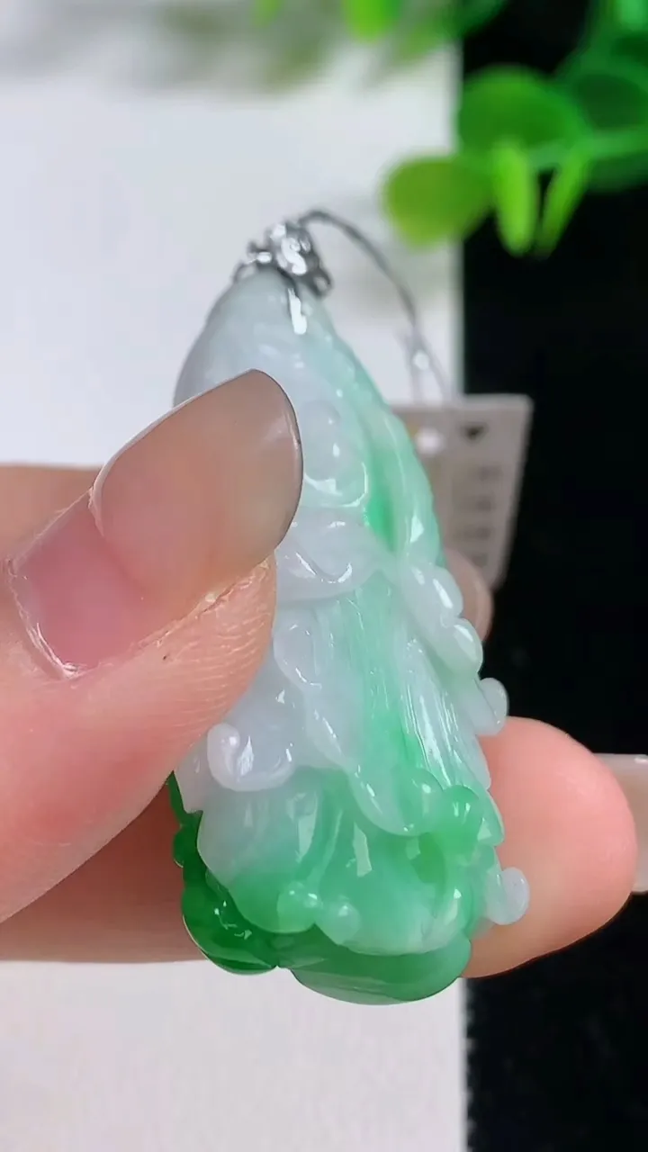 天然A货翡翠白菜吊坠，尺寸43.4-18.8-14，重量:19.10g
8月20日