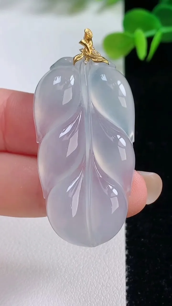 天然A货翡翠种白冰金枝玉叶 叶子吊坠，尺寸42.5-22.8-5，重量:10.70g
8月20日