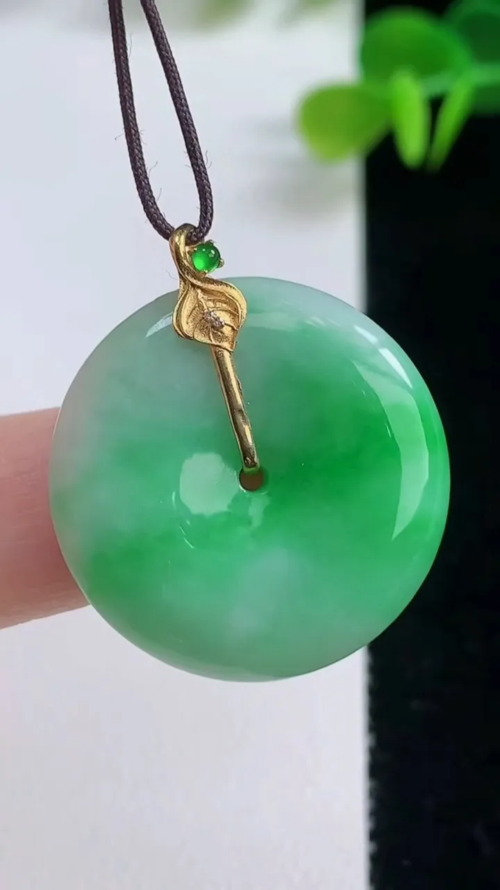 天然A货翡翠平安扣吊坠，尺寸24.8-5.3，重量:7.59g
8月20日