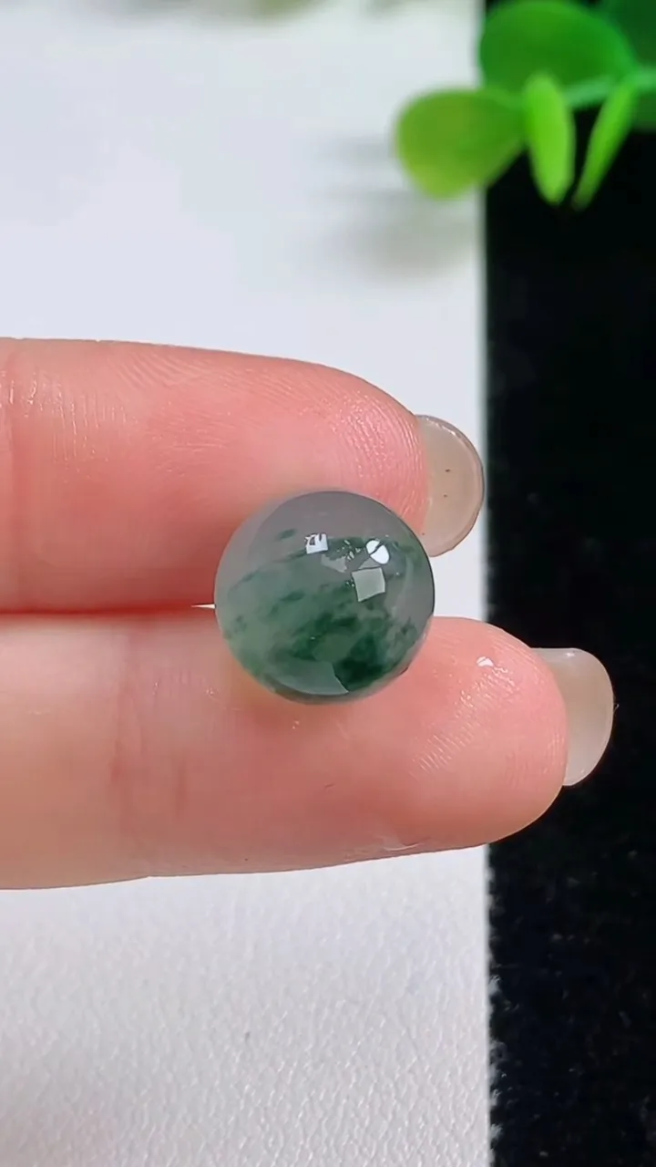 天然A货翡翠种飘花圆珠镶嵌件，尺寸11.2，重量:3.19g8月20日
工厂直销收藏佳品,种好水足，色泽均匀，有种有色，上手高大气！