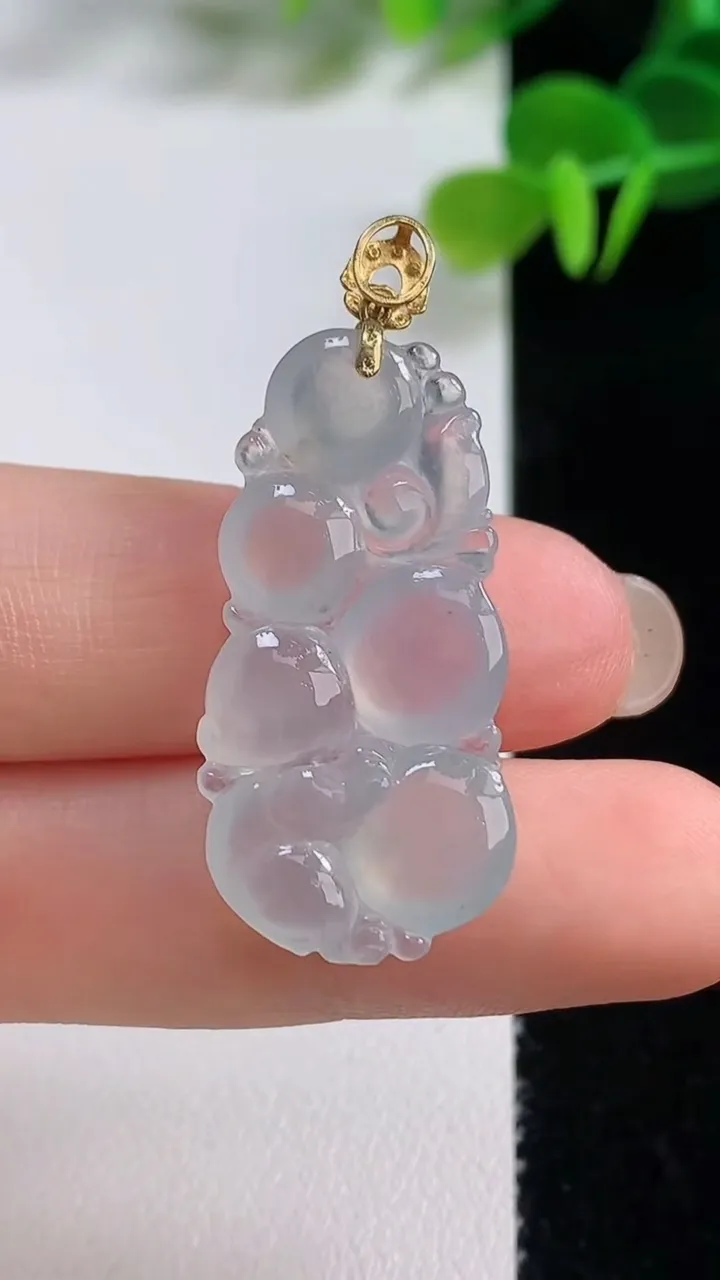天然A货翡翠种白冰生肖猴吊坠，尺寸32.4-14.6-4.8，重量:4.86g
8月20日