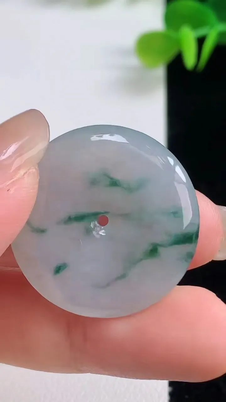 天然A货翡翠飘花平安扣吊坠，尺寸27-4.4，重量:7.39g
8月20日