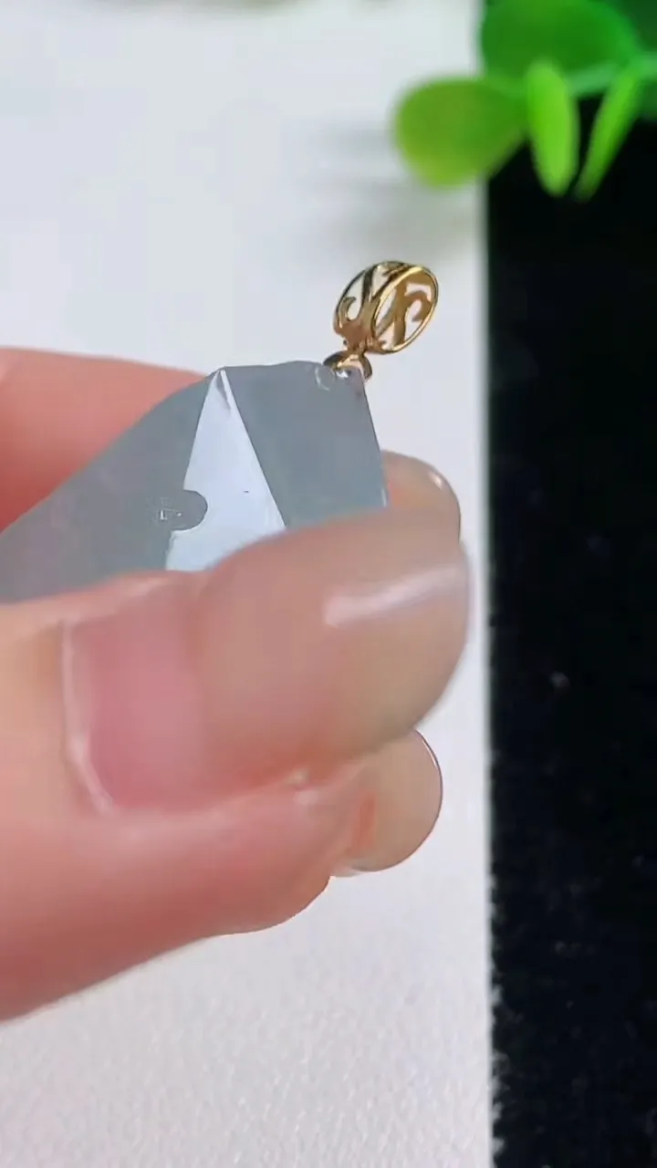 天然A货翡翠18k金飘花原石吊坠，尺寸32.6-26-7.7，重量:9.49g
8月20日