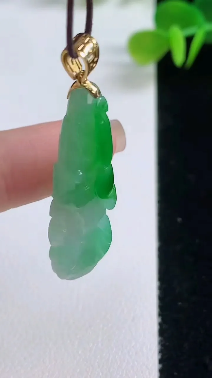 天然A货翡翠白菜吊坠，尺寸36-15.8-8.3，重量:8.16g
8月20日