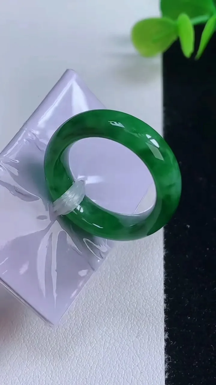 天然A货翡翠戒指指环，尺寸17.4-5.5-3.3，重量:5.86g2025年8月20日
工厂直销收藏佳品,种好水足，色泽均匀，有种有色，上手高大气！