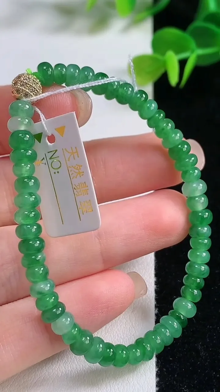 天然A货翡翠算盘珠手串，尺寸5.2-3-52颗，重量:8.60g8月20日
工厂直销收藏佳品,种好水足，色泽均匀，有种有色，上手高大气！