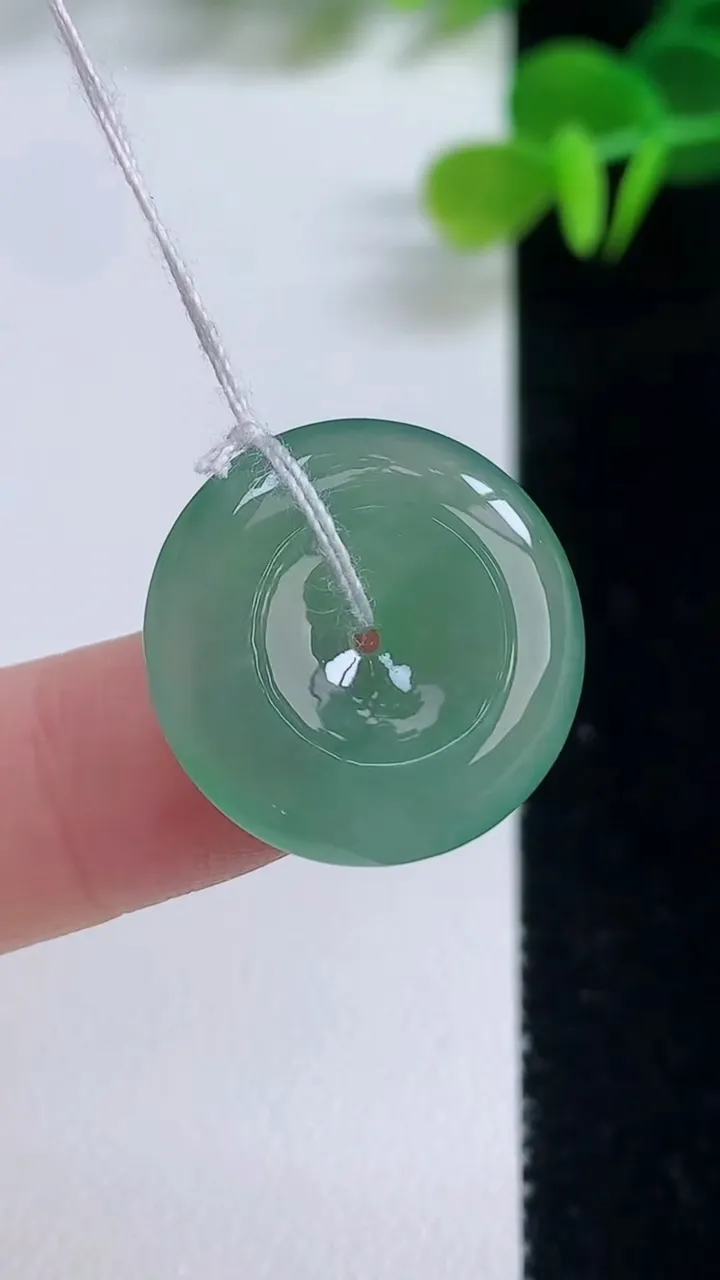 天然A货翡翠平安扣吊坠，尺寸20-4.3，重量:4.00g
8月20日