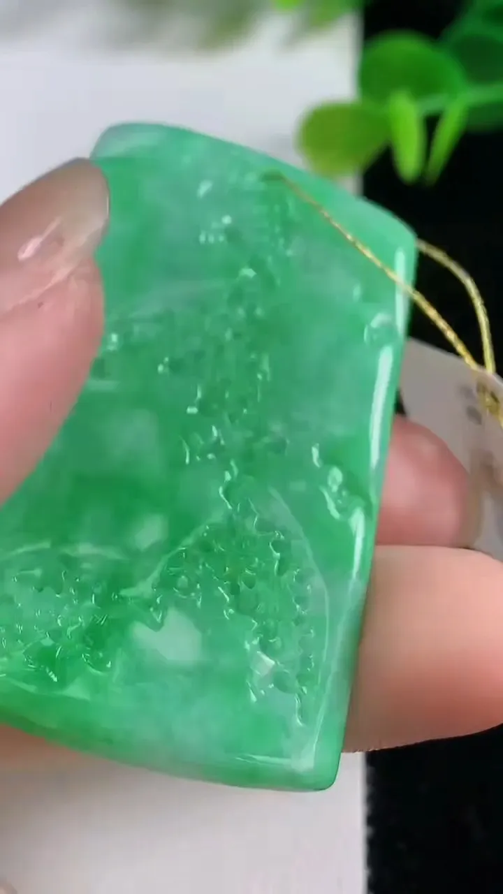 天然A货翡翠山水牌吊坠，尺寸51.8-32.2-6.7，重量:29.53g
8月20日