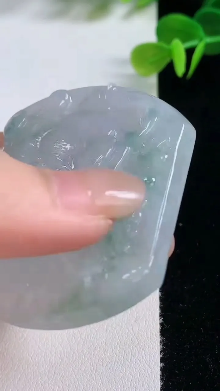 天然A货翡翠飘花生肖虎吊坠，尺寸52.4-44.2-6.2，重量:32.00g
8月20日