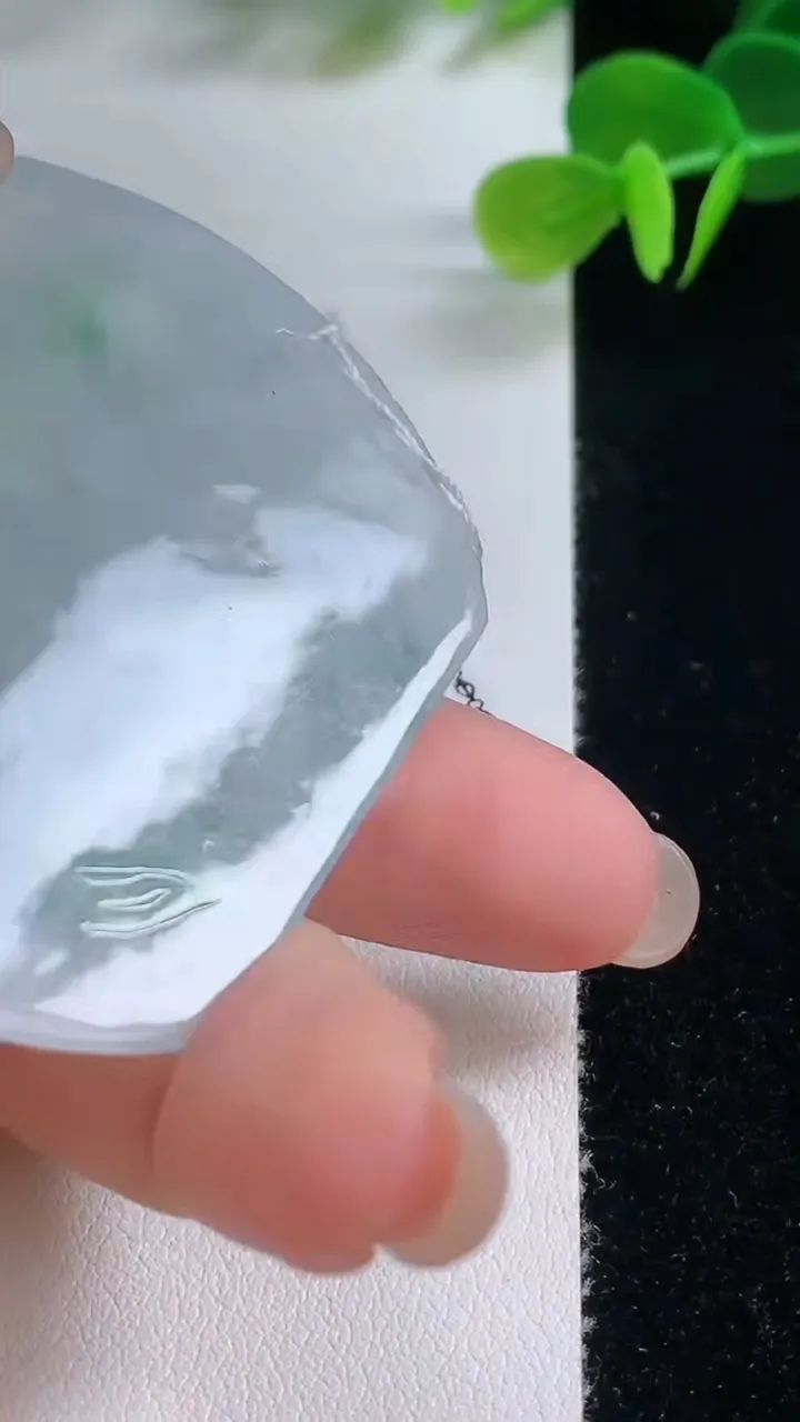 天然A货翡翠飘花生肖虎吊坠，尺寸52.4-44.2-6.2，重量:32.00g
8月20日