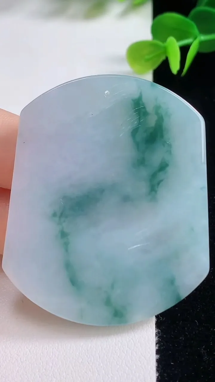 天然A货翡翠飘花生肖虎吊坠，尺寸52.5-43.6-6，重量:31.08g
8月20日