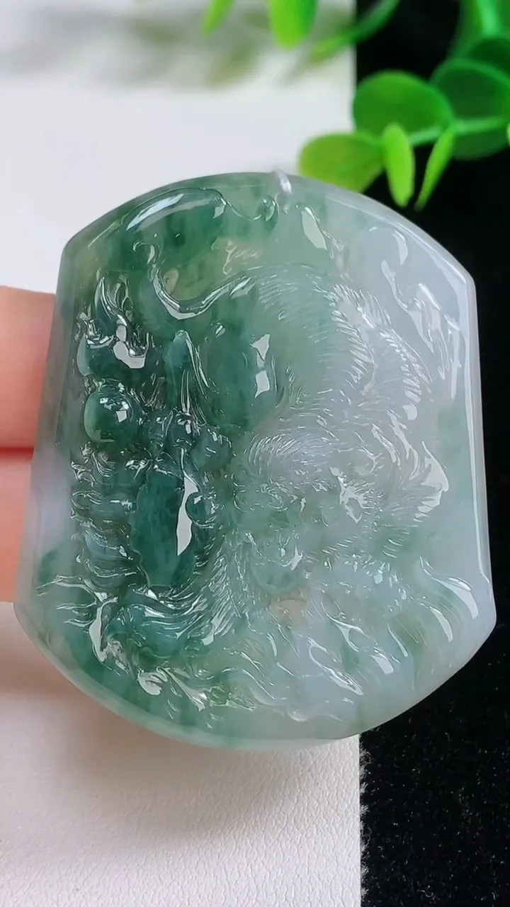 天然A货翡翠飘花生肖虎吊坠，尺寸53.4-45-5.5，重量:30.48g
8月20日