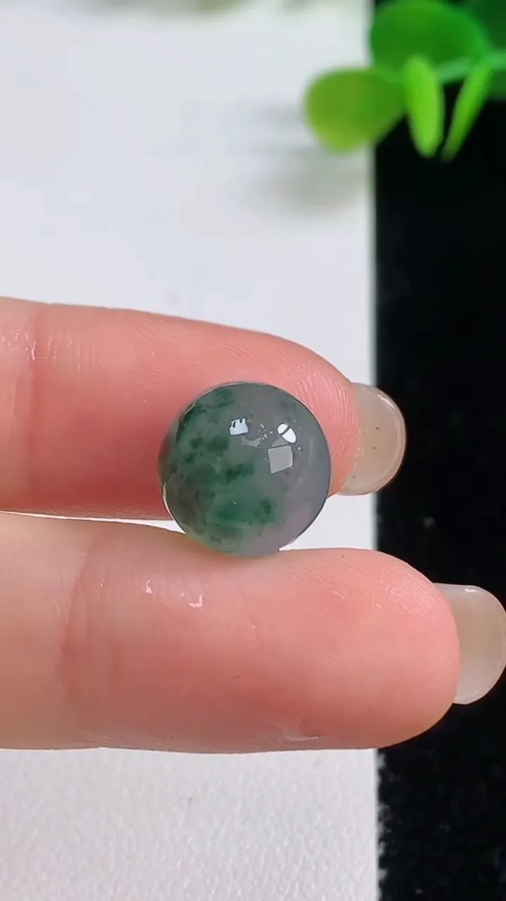 天然A货翡翠种飘花圆珠镶嵌件，尺寸11.2，重量:3.19g8月20日
工厂直销收藏佳品,种好水足，色泽均匀，有种有色，上手高大气！