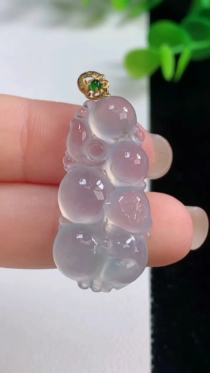 天然A货翡翠种白冰生肖猴吊坠，尺寸32.4-14.6-4.8，重量:4.86g
8月20日