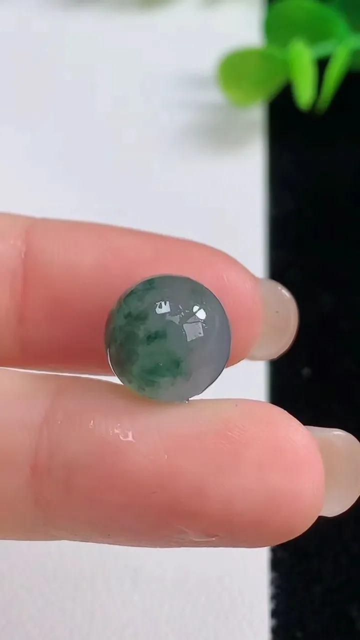 天然A货翡翠种飘花圆珠镶嵌件，尺寸11.2，重量:3.19g8月20日
工厂直销收藏佳品,种好水足，色泽均匀，有种有色，上手高大气！