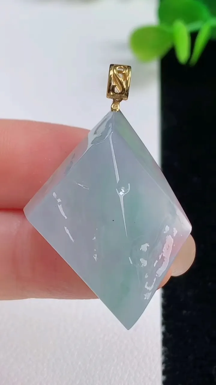 天然A货翡翠18k金飘花原石吊坠，尺寸32.6-26-7.7，重量:9.49g
8月20日