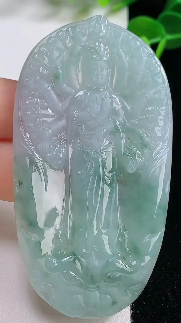 天然A货翡翠飘花千手观音吊坠，尺寸74.8-40-4.8，重量:34.26g
8月20日