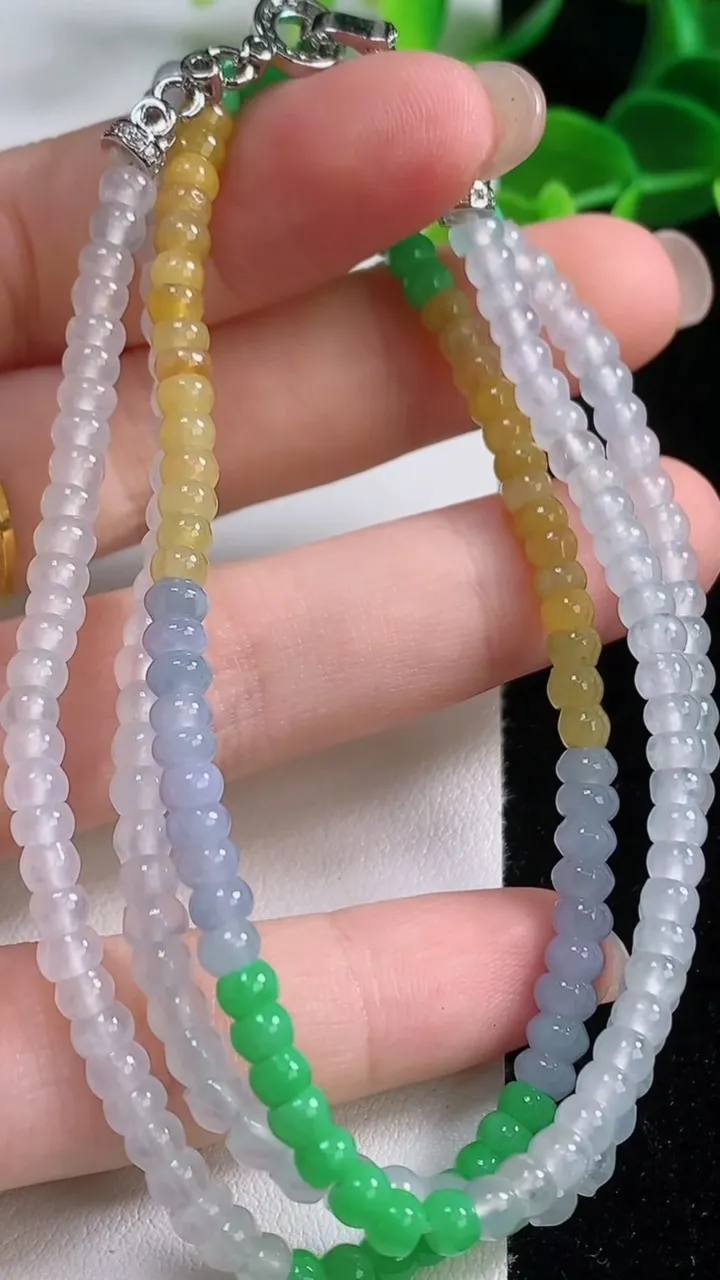 天然A货翡翠三彩算盘珠项链，尺寸4-2-205颗，重量:17.17g
8月20日