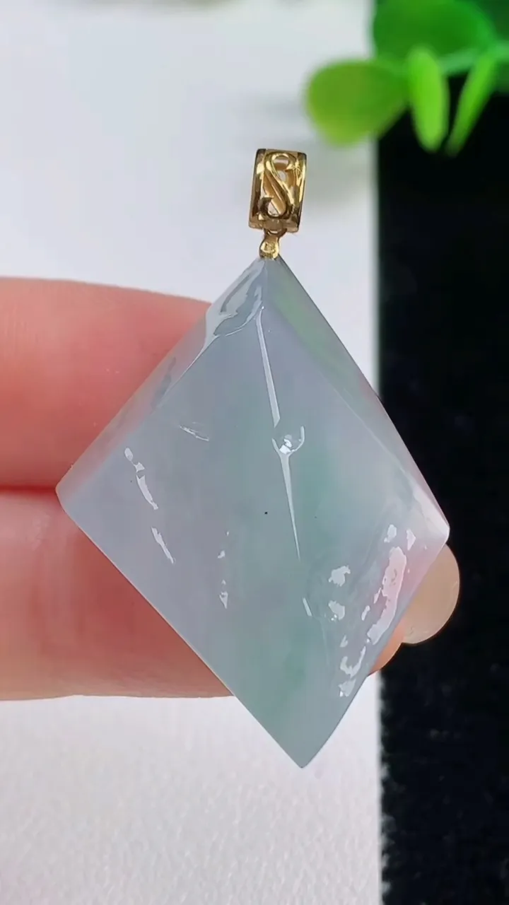 天然A货翡翠18k金飘花原石吊坠，尺寸32.6-26-7.7，重量:9.49g
8月20日