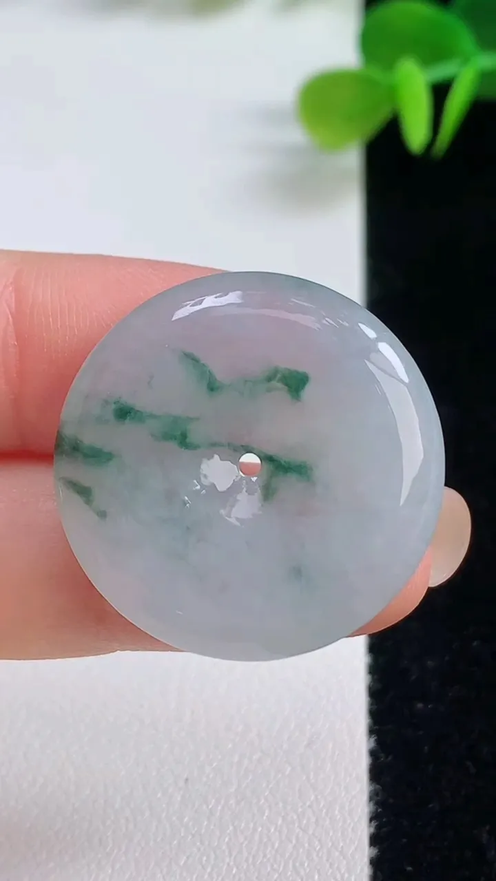 天然A货翡翠飘花平安扣吊坠，尺寸27-4.4，重量:7.39g
8月20日