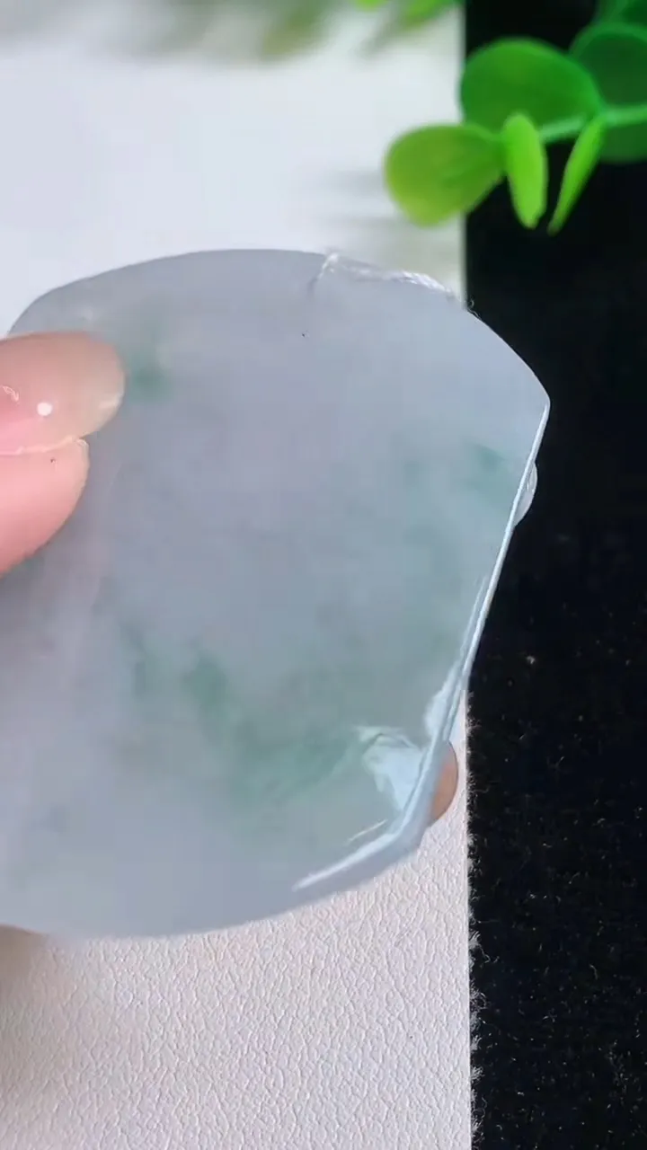 天然A货翡翠飘花生肖虎吊坠，尺寸52.4-44.2-6.2，重量:32.00g
8月20日