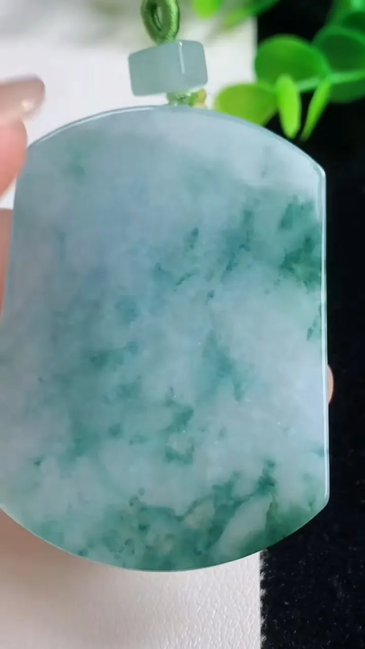 天然A货翡翠飘花无事牌吊坠，尺寸55.7-39.7-5.2，重量:37.48g
8月20日