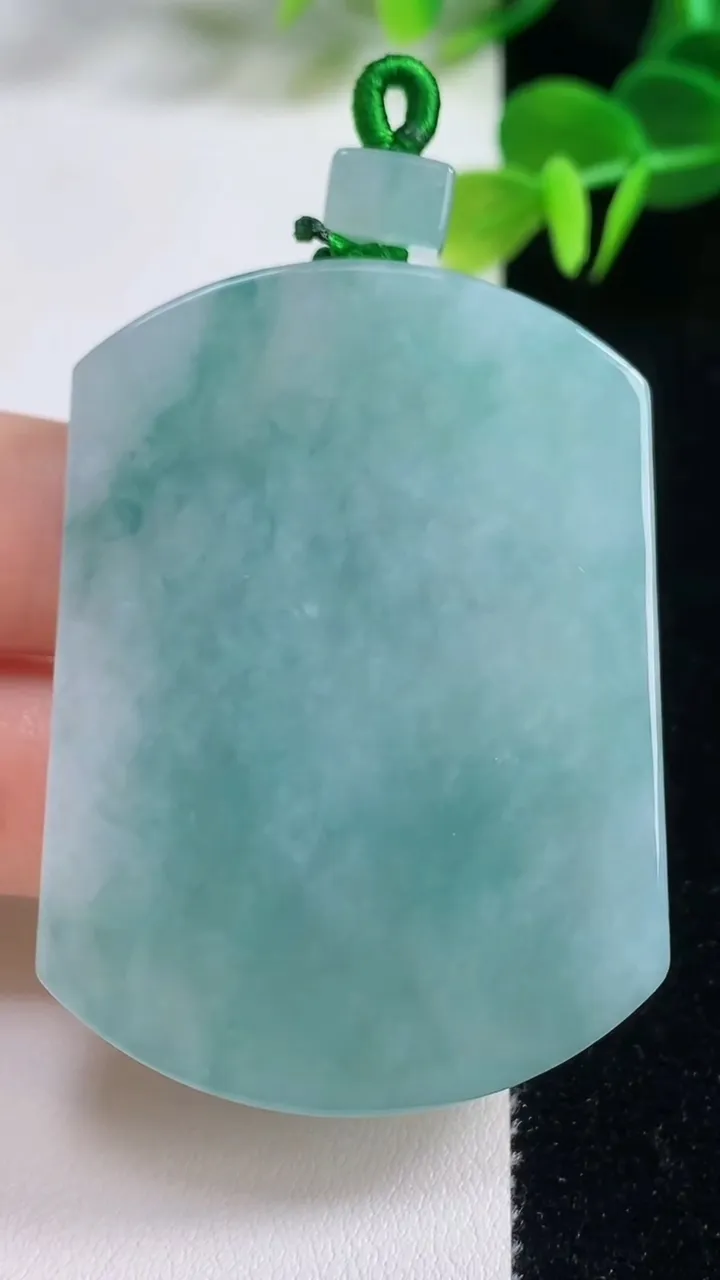 天然A货翡翠飘花无事牌吊坠，尺寸54.4-40.2-5.5，重量:36.91g
8月20日