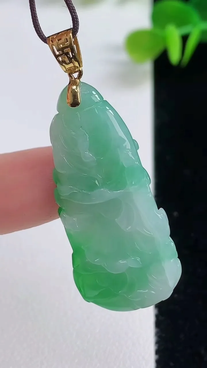 天然A货翡翠白菜吊坠，尺寸36-15.8-8.3，重量:8.16g
8月20日