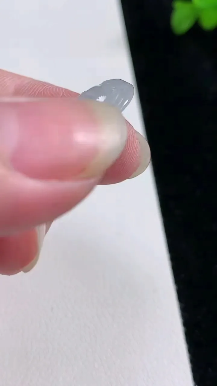 天然A货翡翠观音菩萨吊坠，尺寸39.2-24.1-4.1，重:5.59g
8月21日
