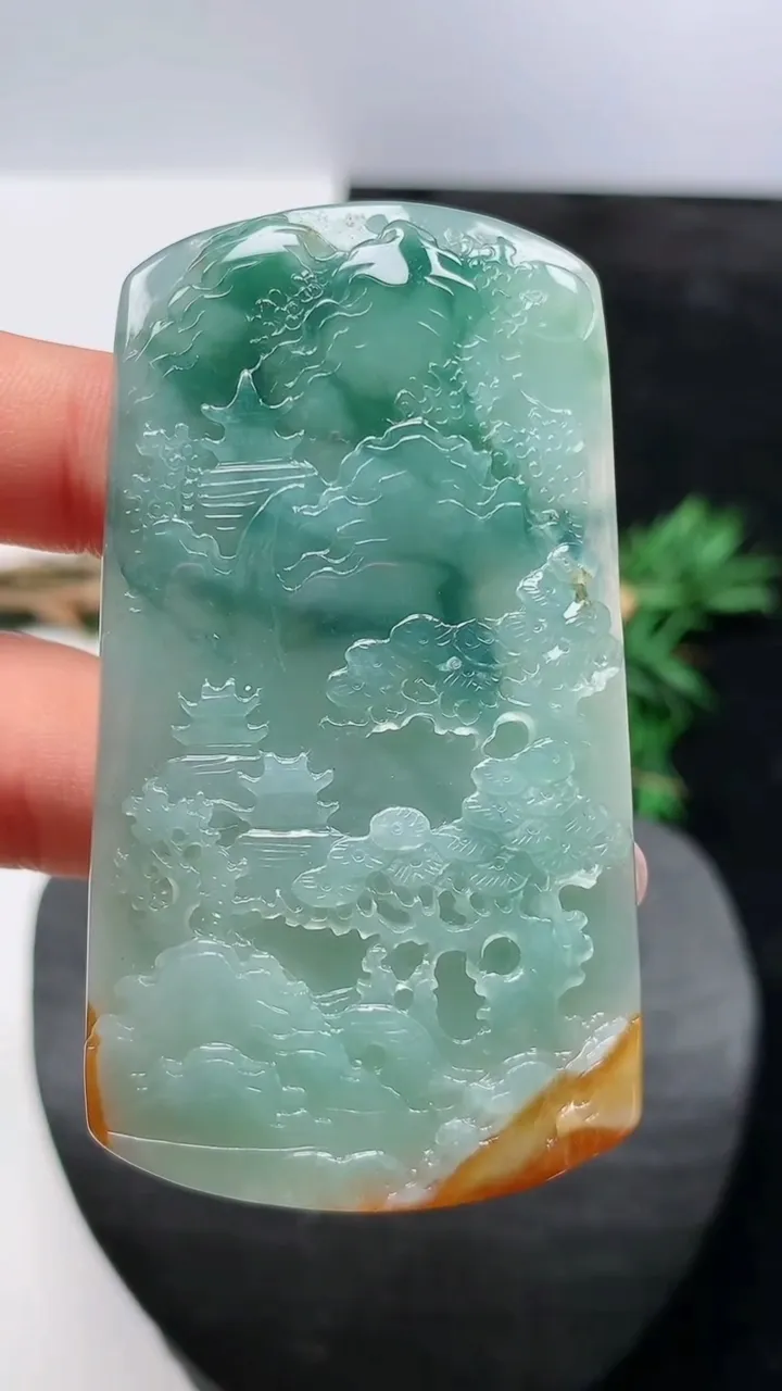 天然A货翡翠双彩山水牌吊坠，尺寸64.5-34.7-5.9，重量:32.03g
8月21日