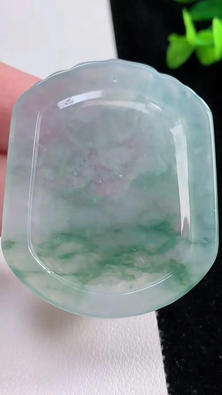 天然A货翡翠飘花生肖猪吊坠，尺寸51.5-43-3.8，重量:20.00g
8月21日