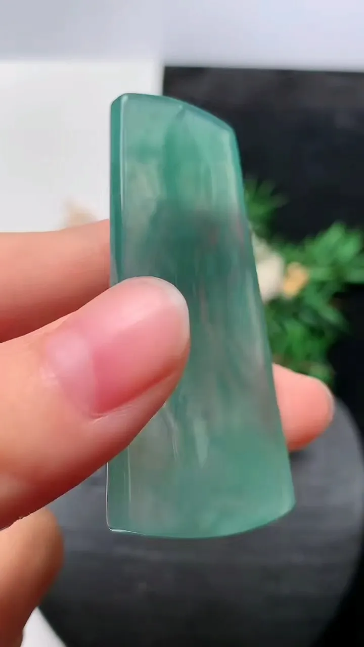 天然A货翡翠蓝水观音菩萨吊坠，尺寸55-27.6-5.6，重量:18.00g
8月21日