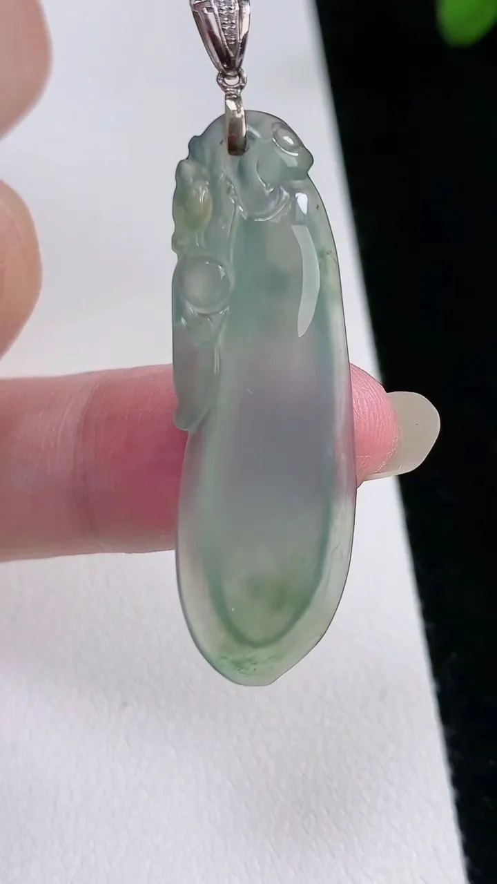 天然A货翡翠福瓜吊坠，尺寸 40.5-13-5.2，重: 4.85g
8月21日