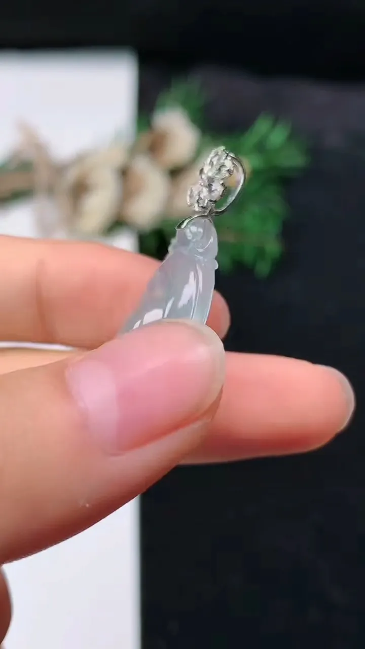 天然A货翡翠飘花福贝吊坠，尺寸32.6-17.5-7.2，重量:5.70g
8月21日