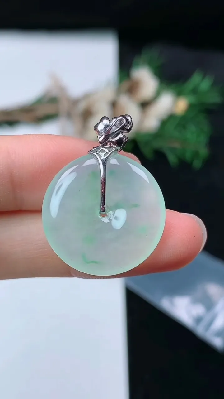 天然A货翡翠平安扣吊坠，尺寸21.2-4，重量:4.29g
8月21日