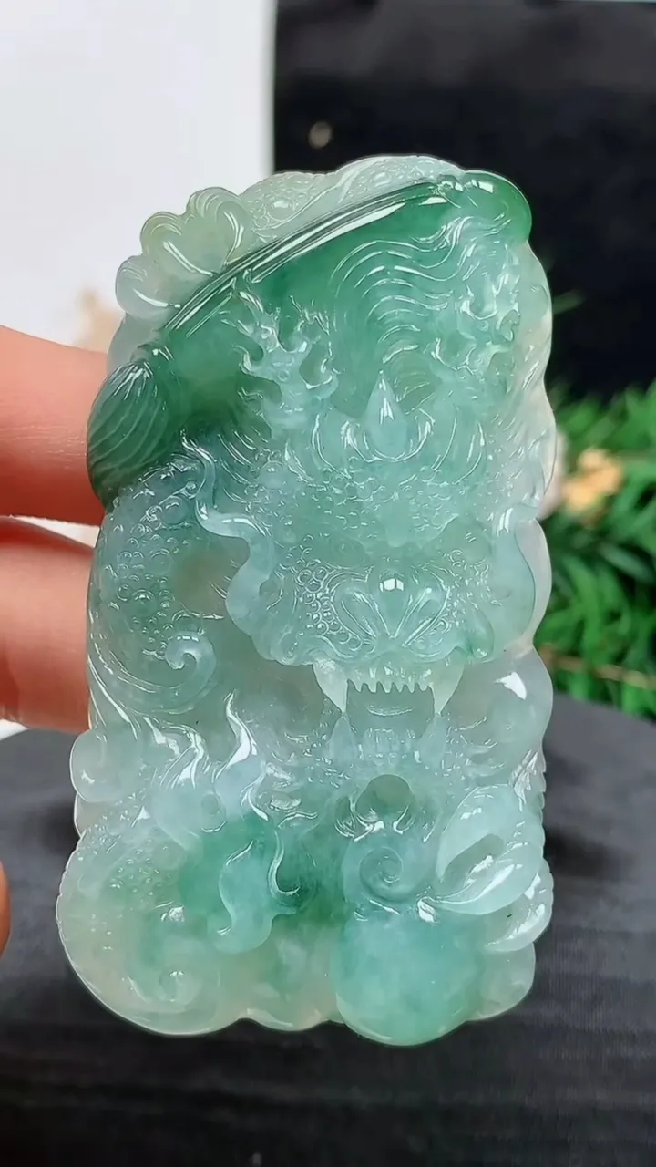 天然A货翡翠龙牌吊坠，尺寸67-35.7-11.7，重量:47.82g
8月21日