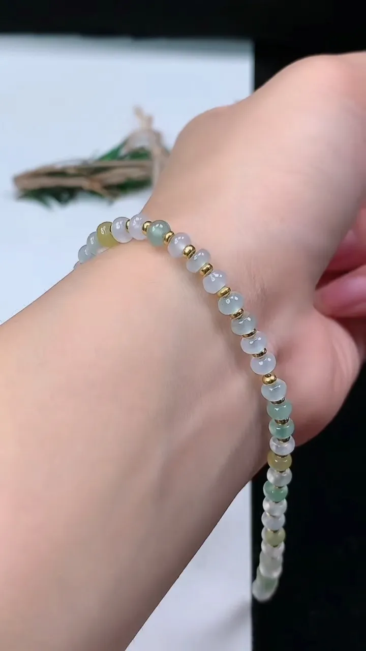 天然A货翡翠双彩算盘珠手链，尺寸4.5-2.5-43颗，重量:6.77g
8月21日