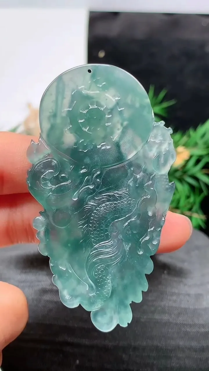 天然A货翡翠蓝水御龙不动明王吊坠，尺寸64.5-36.8-8，重量:25.73g
8月21日
