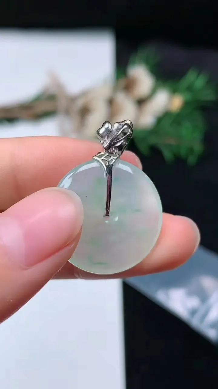 天然A货翡翠平安扣吊坠，尺寸21.2-4，重量:4.29g
8月21日
