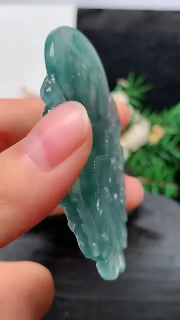天然A货翡翠蓝水御龙不动明王吊坠，尺寸64.5-36.8-8，重量:25.73g
8月21日