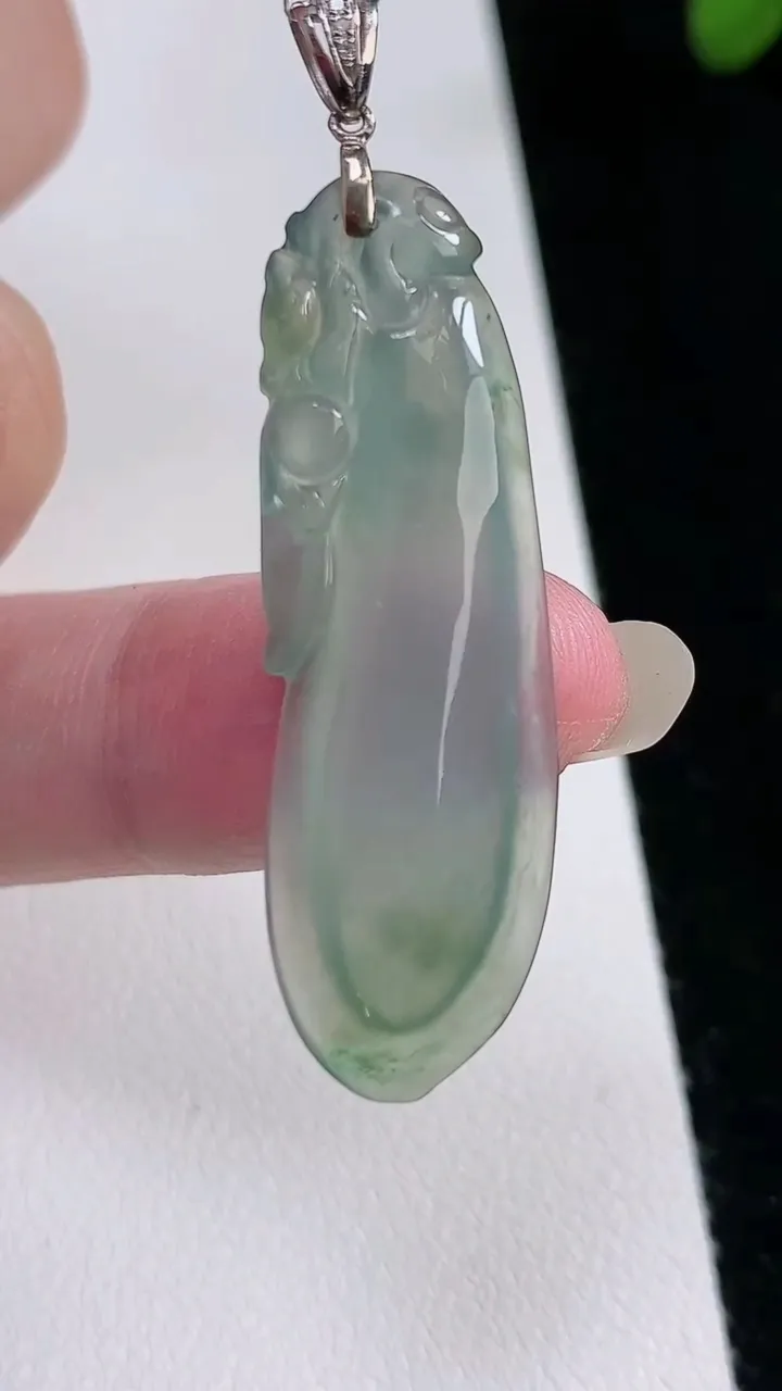 天然A货翡翠福瓜吊坠，尺寸 40.5-13-5.2，重: 4.85g
8月21日