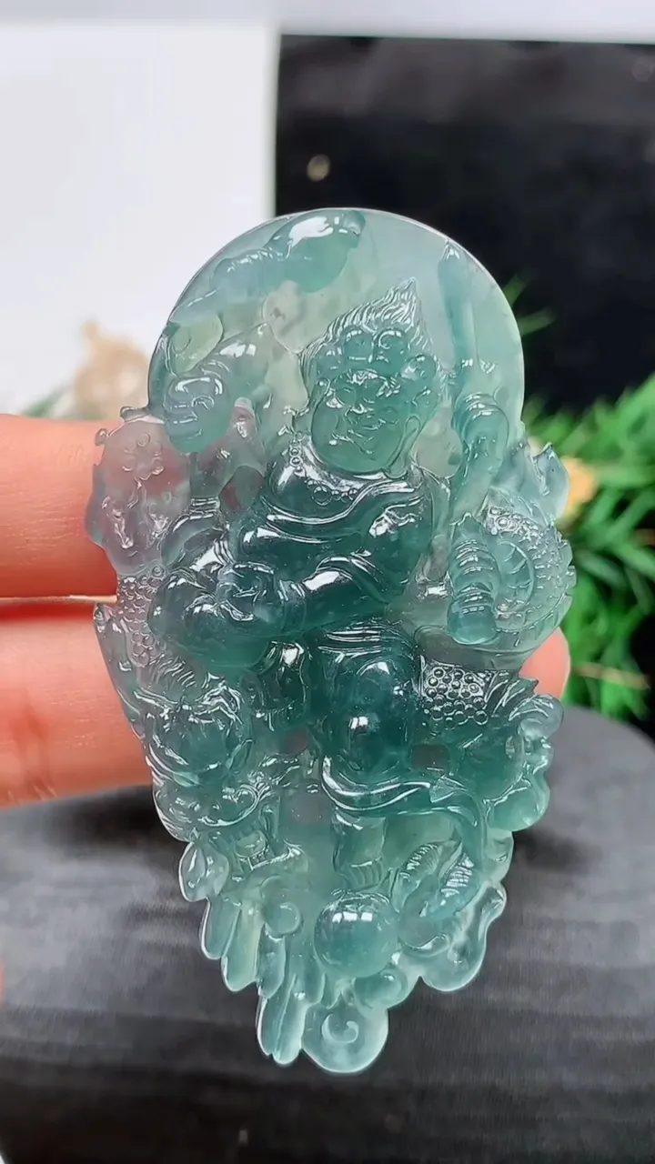 天然A货翡翠蓝水御龙不动明王吊坠，尺寸64.5-36.8-8，重量:25.73g
8月21日